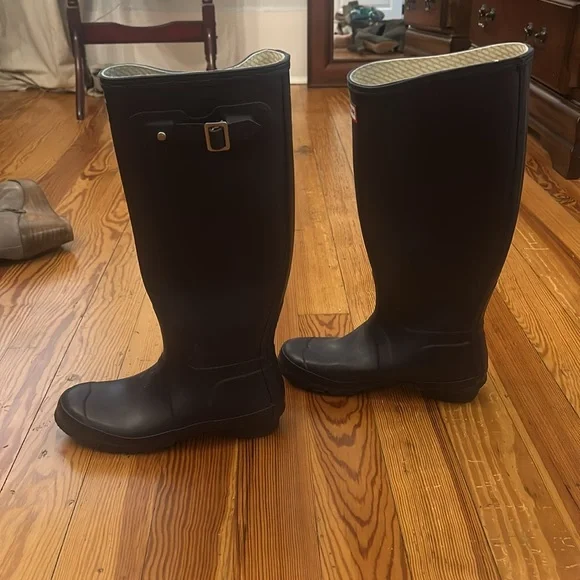 Dark purple hunter tall rain boots size 8, excellent condition - Picture 6 of 9